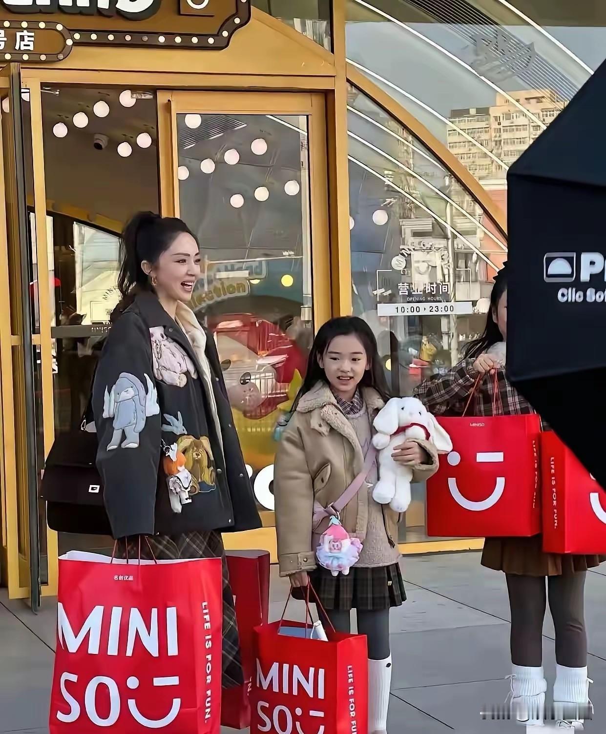 董璇应该就是被网友们夸她女儿漂亮，有才华，和她妈妈一样美丽之类的彩虹屁搞得虚荣心