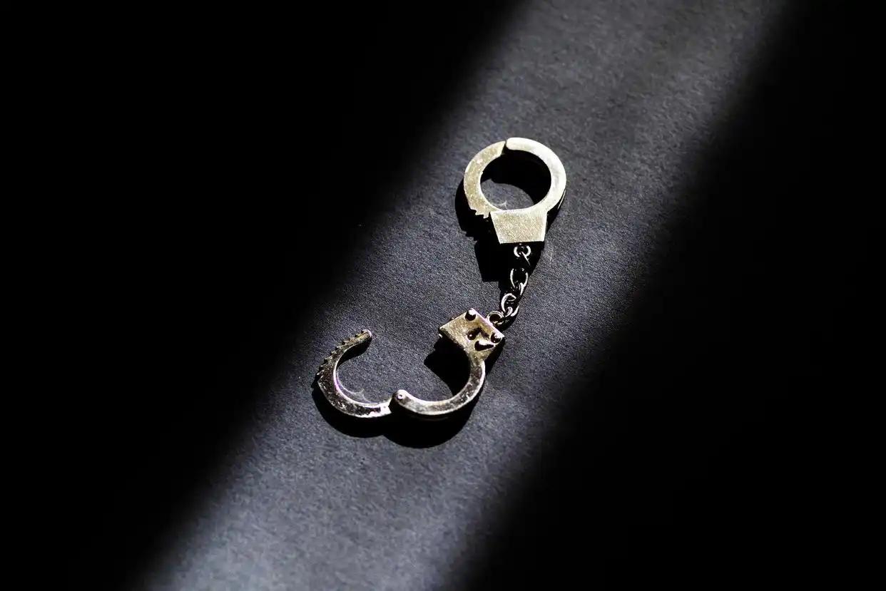 四川一男子和前妻离婚不离家，后因前妻夜不归宿怀疑其出轨，拿着尖刀开车出门，见到开