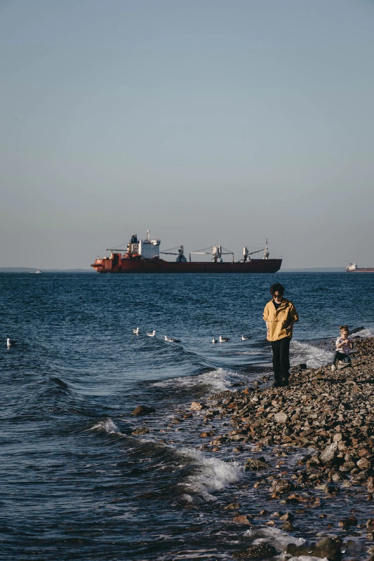 在海参崴的最南端，屹立着一座古老的灯塔👉托卡列夫灯塔，它指引着无数船只安全进出