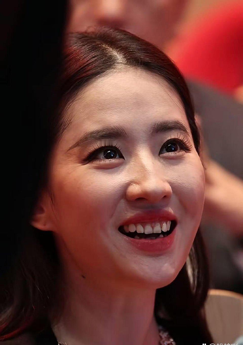 落入凡间的神仙姐姐也有鱼尾纹了 