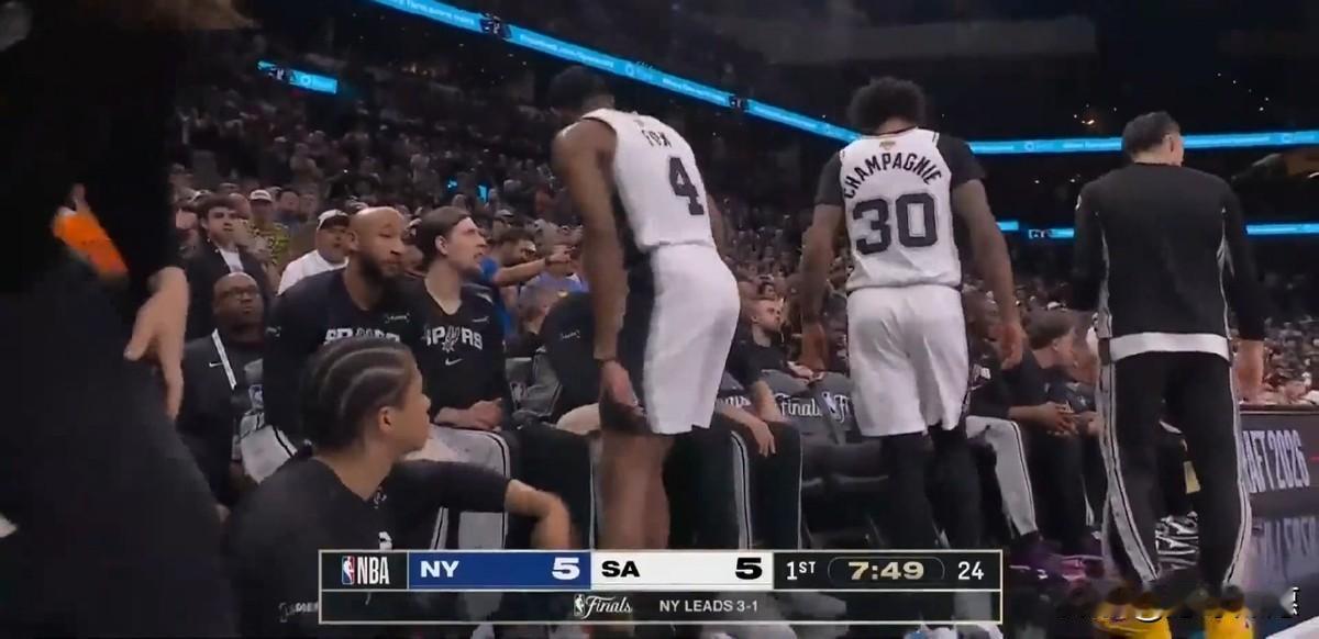 福克斯拿球后主动降速，等着对手回防。
开什么玩笑。一个NBA级别的后卫，下快攻时