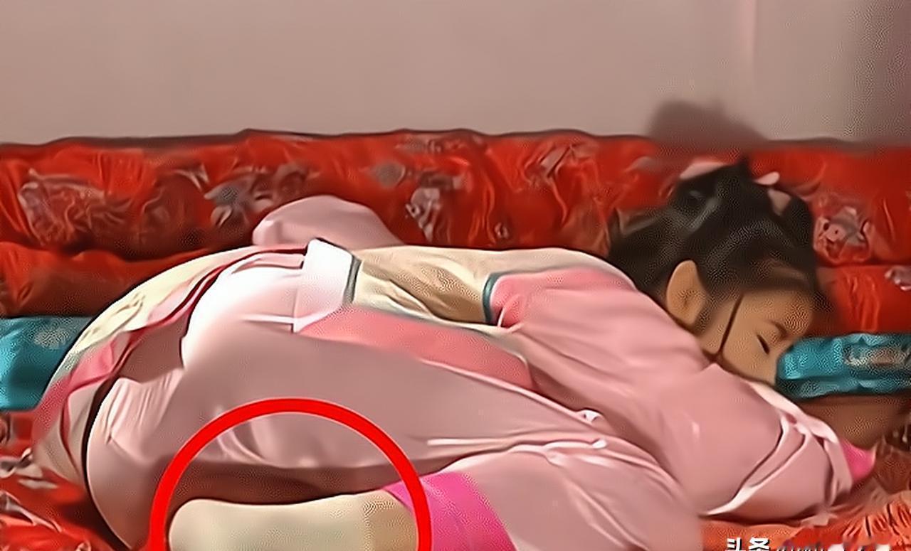 电影里，你被一根收音杆猛地戳出戏，别急着恼火。
那不是失误，而是导演在你脑子里，