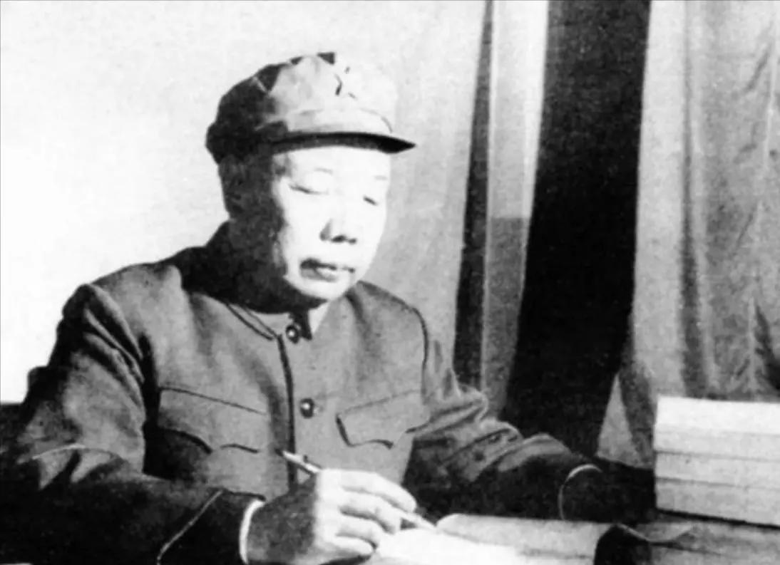 长征途中，一红军干事在筹粮时被土司武装抓走。当萧华前去谈判时，土司放话说：“留下