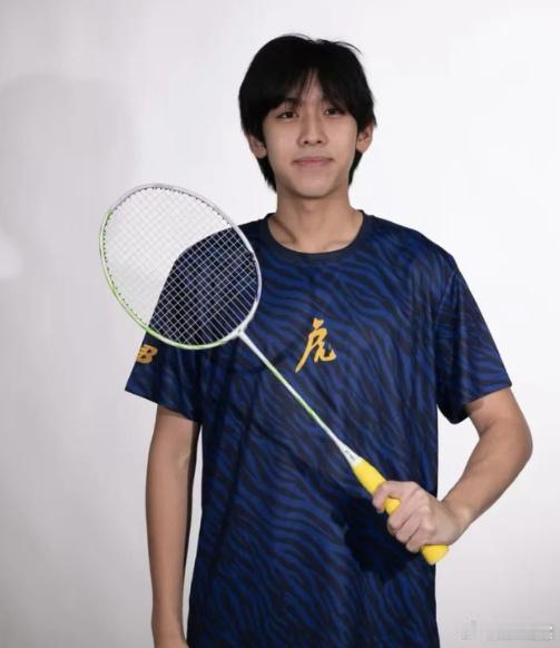 林志颖应该挺后悔的吧，
他原以为一直把kimi保护起来，
哪天突然亮相可以给粉丝