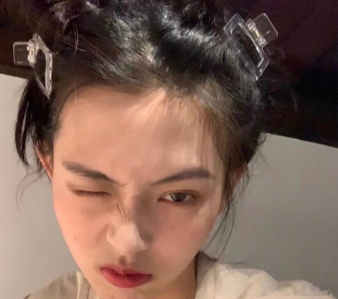 赵佳丽是头像大户，超有氛围感 