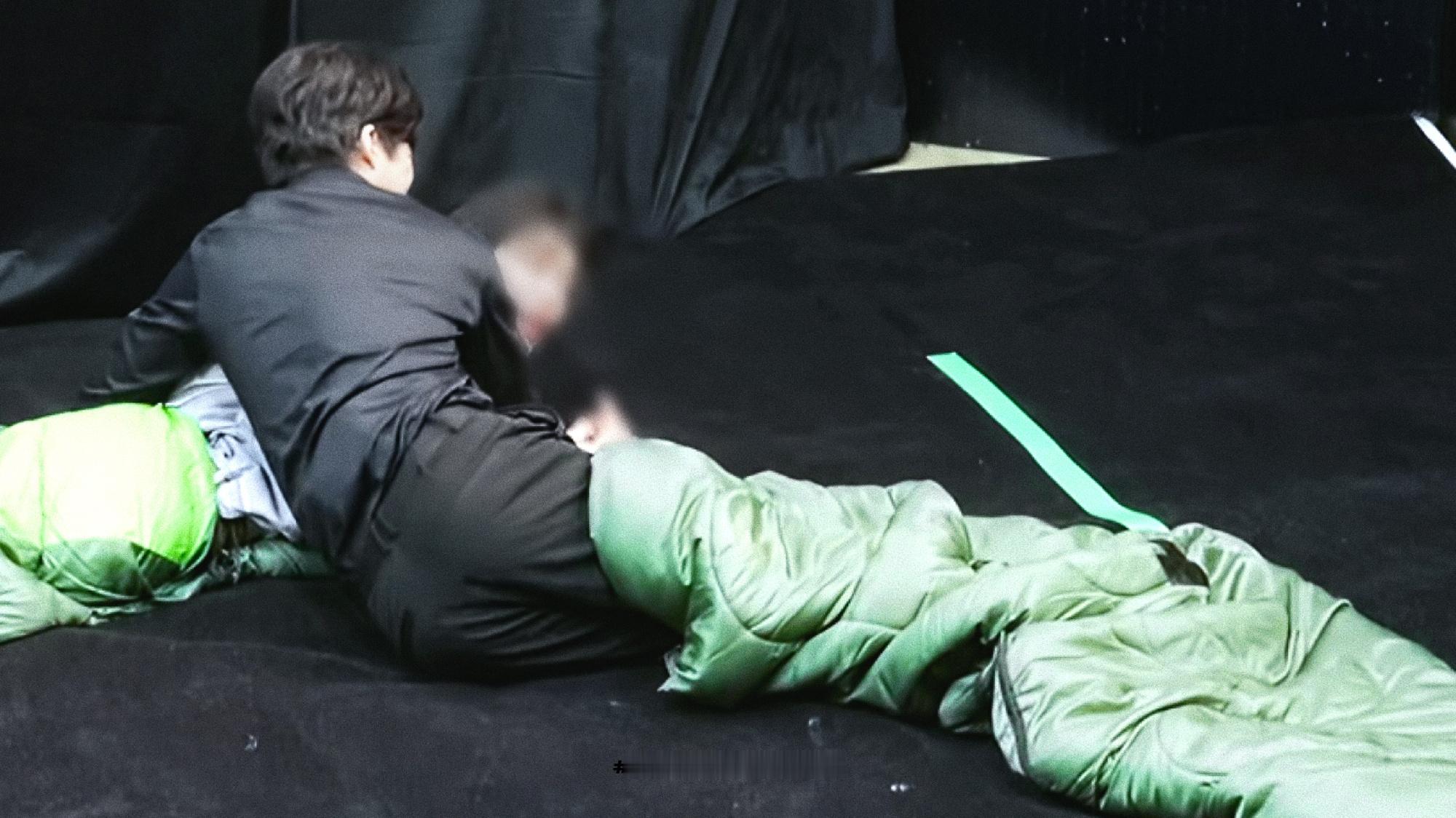 摩登兄弟 好想趁机拍一下宇宁的pp，看起来qq弹弹的(此时脑子里响起一句“想也不