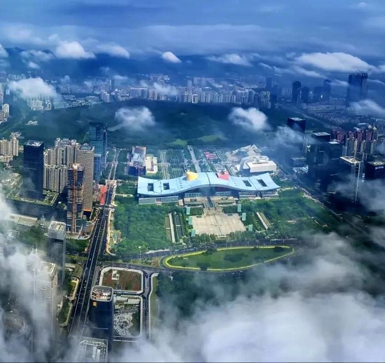 今天约同行去征服深圳最美徒步大道鲲鹏径，但同事果断拒绝，说忙得很。我说你又不是校