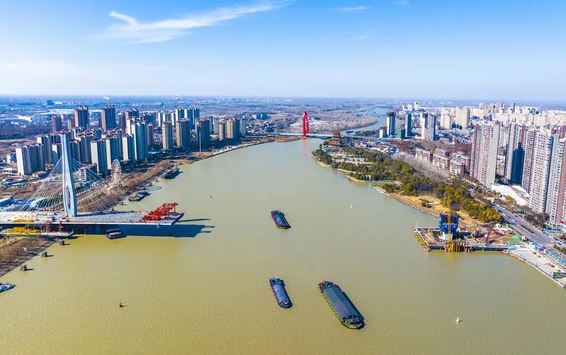 星移
斗转星移几度秋，
风花雪月旅居愁。
曾发请帖嫦娥饮，
催颢题诗黄鹤楼。