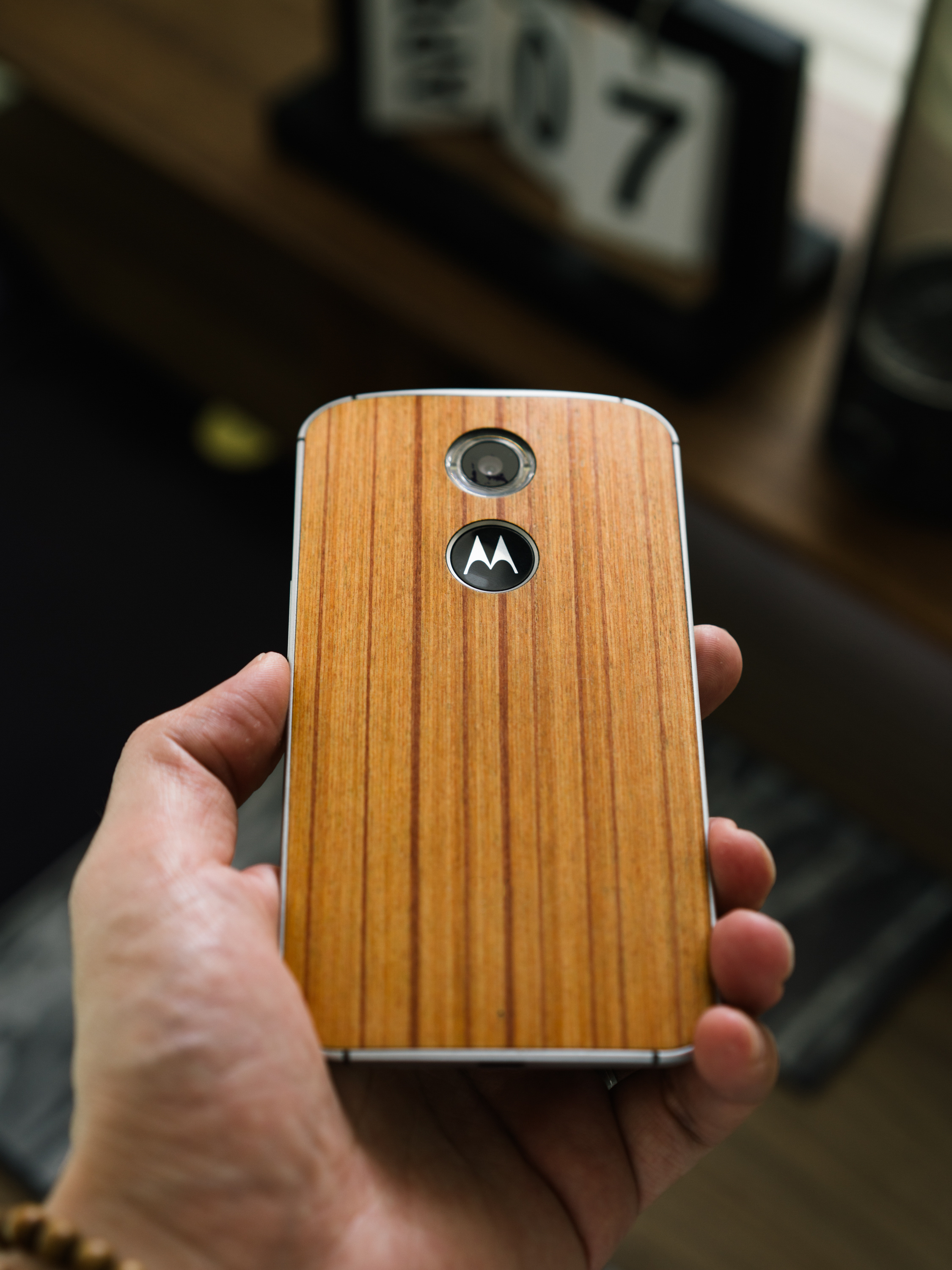 这个尺寸的机身，真是好舒服。后背弧度，边缘过渡自然，握持也是贼好。在现在的配置堆