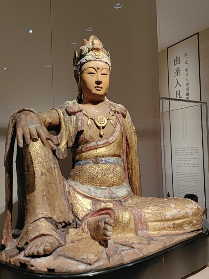 千年古佛静坐，仿佛时间在它们身上凝固，静静见证着岁月流转。还记得去四川乐山，当站