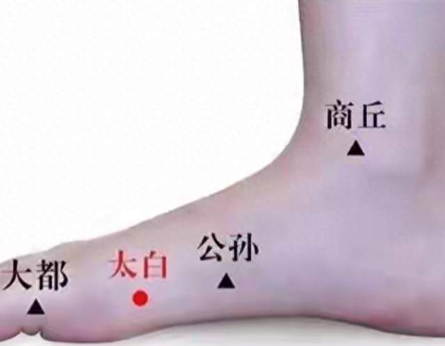 按足三里2年，肚子胀了2年，老中医一句话点醒：你补错了“部门”