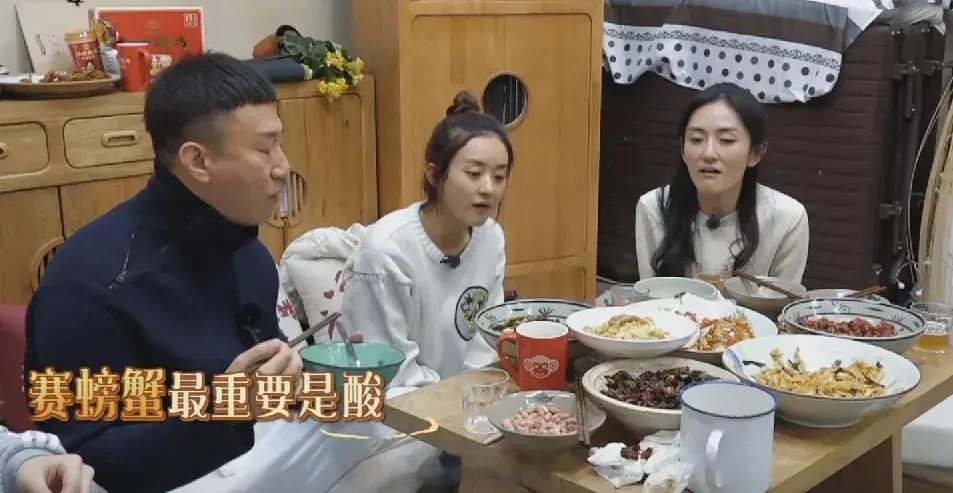 黄磊是跟海清学的赛螃蟹吧据说现在互联网上的新乐子就是调侃黄磊的厨艺。经典名场面有