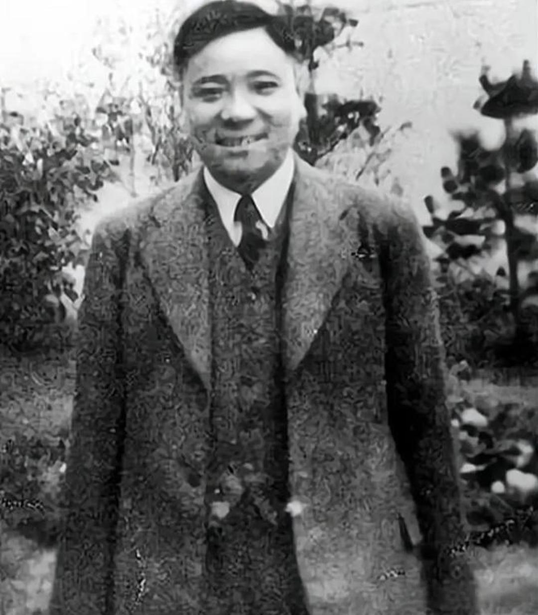 白天当汉奸，晚上杀汉奸，这位“三面间谍”到底有多野？
这位传奇人物就是袁殊，抗战