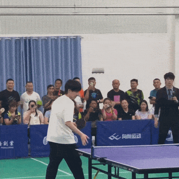 背后妙发球，姿态超帅！ ​​​
