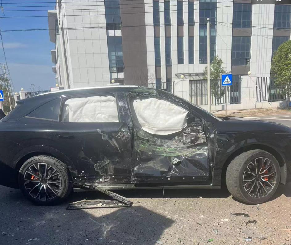 看了极氪7X的首撞事故图，真的让我对它的安全有了新认识
副驾侧面被大货车撞后，气