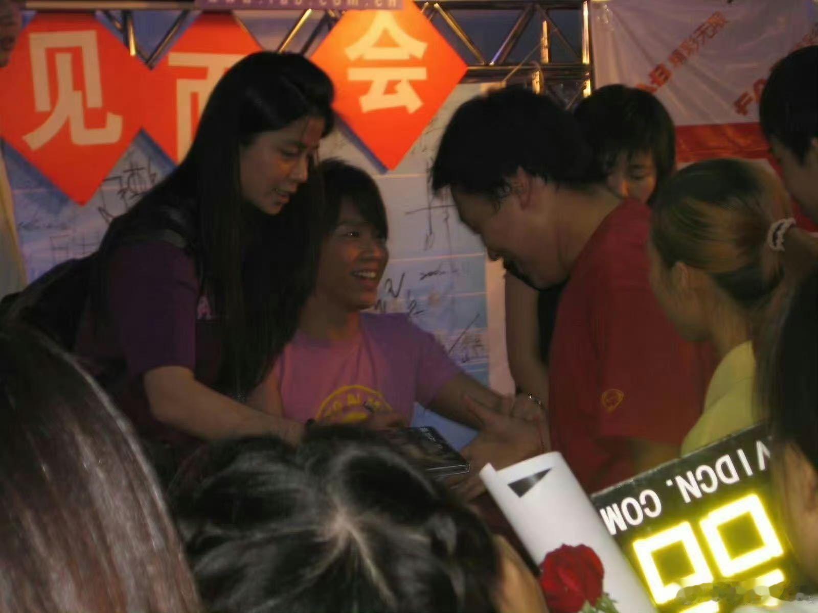 艾福杰尼是陶喆20年的歌迷 天啊，竟然还在当年参加陶喆见面会签售的图，这是真爱啊