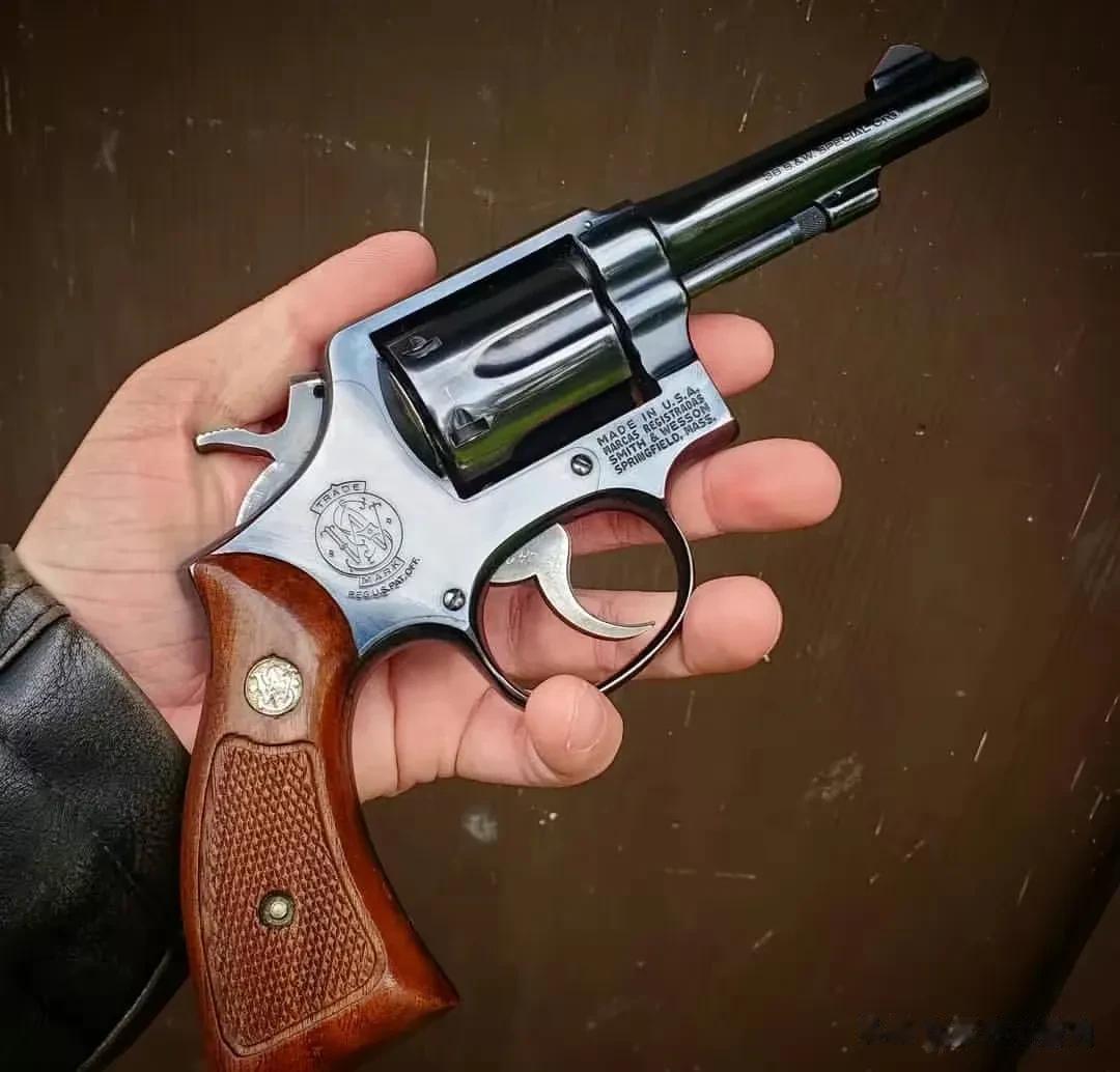 经典的 史密斯威森 Model 10是一款双动、六发、.38口径左轮手枪，自18