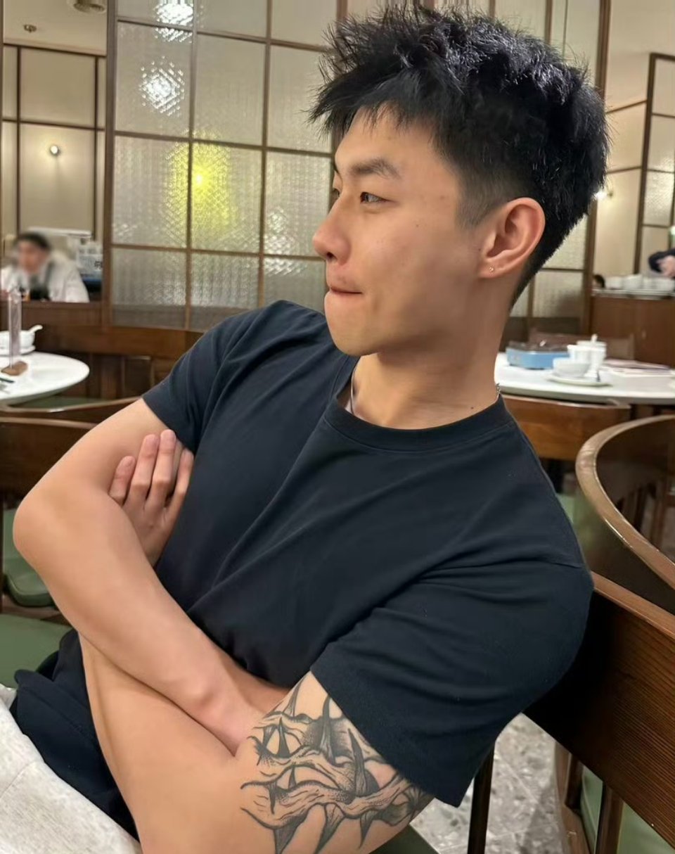 思慕社字母 . 与你相处的时间太短，短到像在深海打捞一枚月亮，可每次落笔，你都在