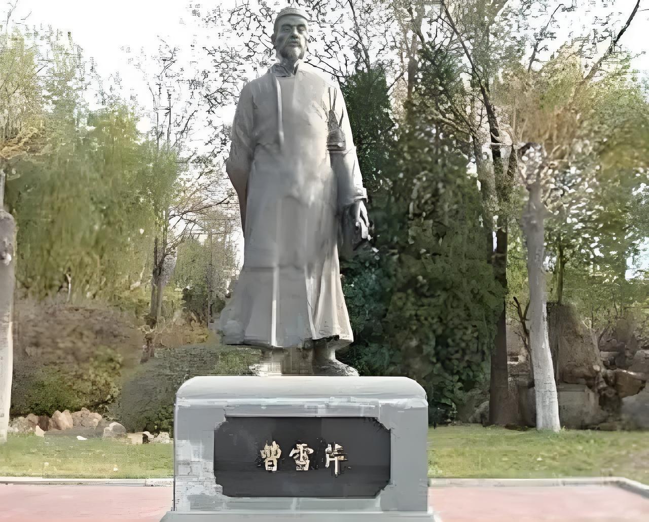其实，真正的艺术家，其社会价值绝不低于顶尖的科学家。特别是大文豪，比如屈原、曹雪