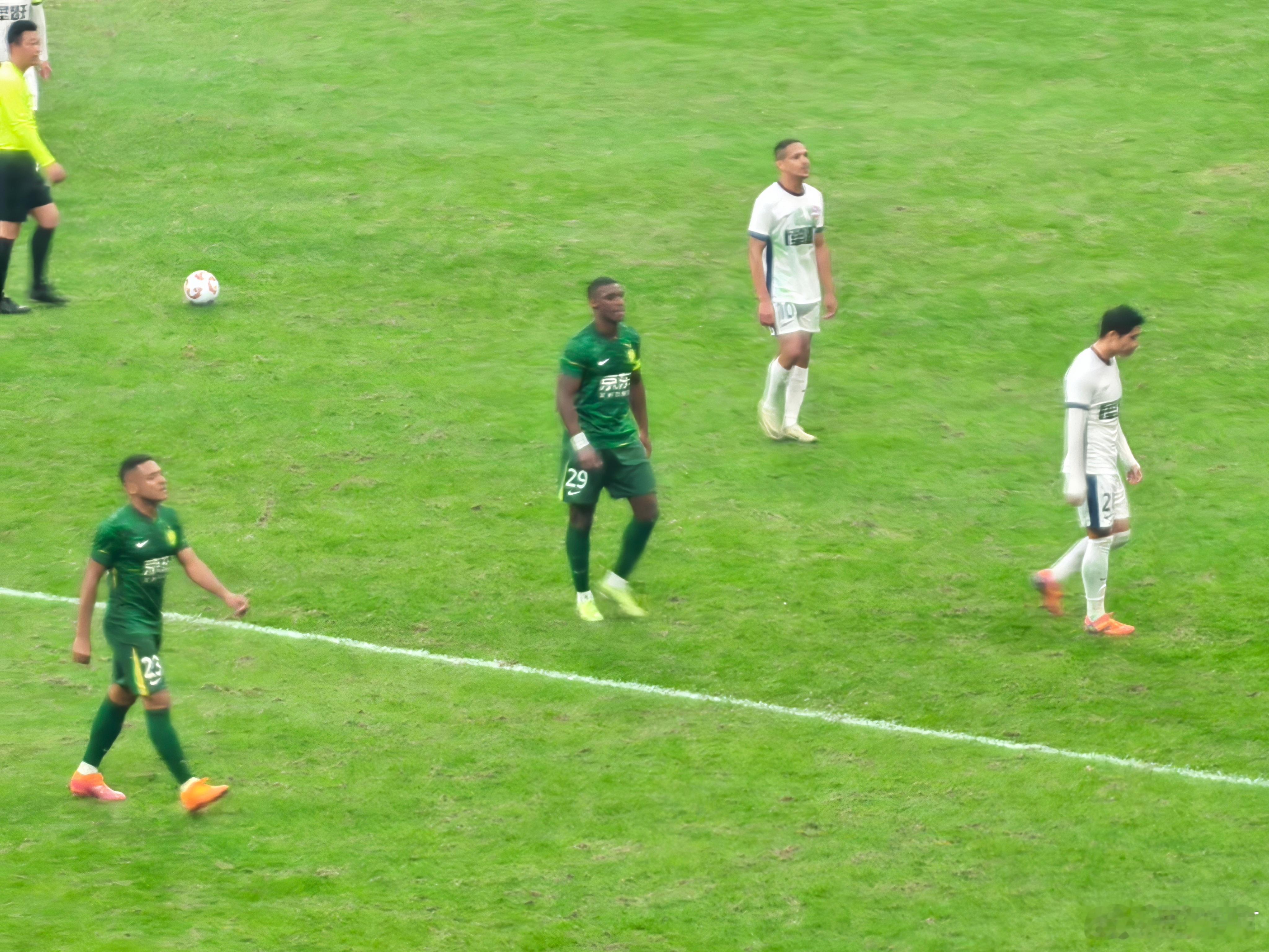 这个中场，法比奥独占射手榜榜首！下半场继续吧！ 