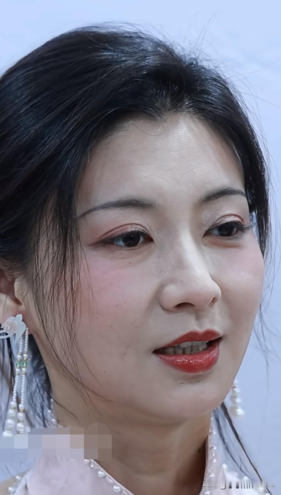 斓曦42岁这状态真心好！自然温婉，一眼就能看出是纯天然的美，骨相端庄大气，妥妥的