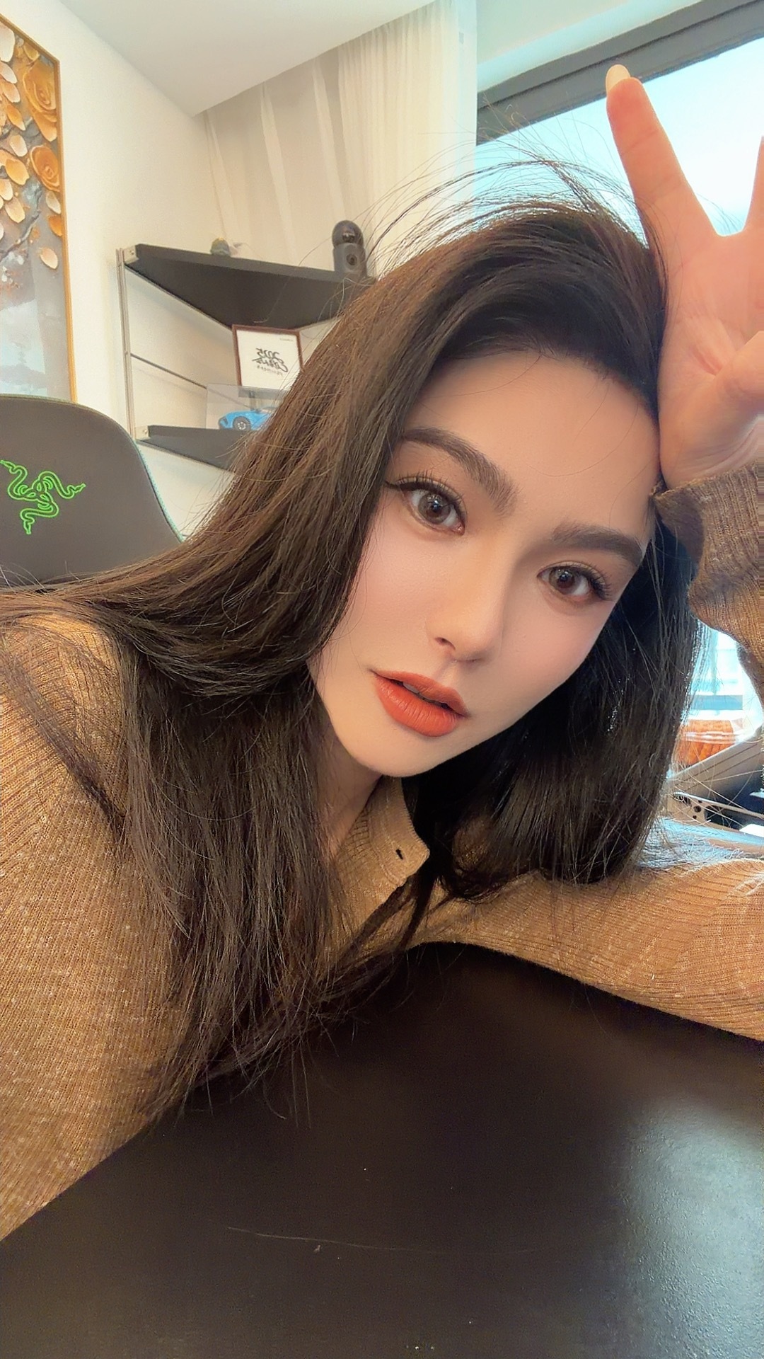 今天捏脸，捏重了呢！妆有点浓了……彩排去啦！！！！晚上直播间蹲蹲蹲蹲我哈！ 合肥