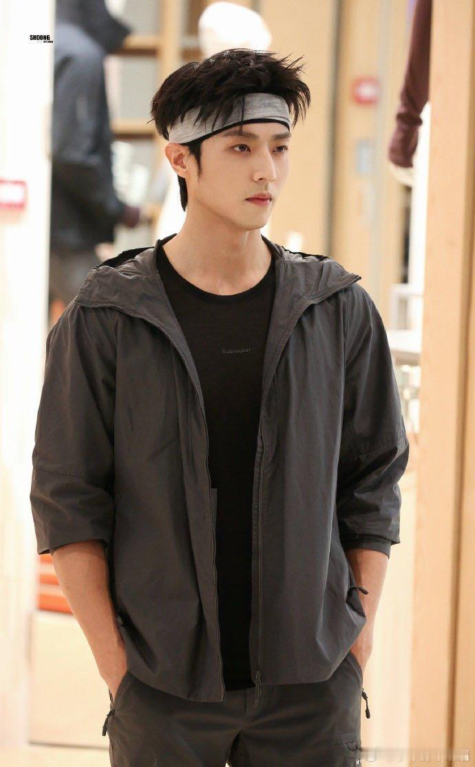 陈靖可运动系男友陈靖可简直就是运动系男友，发带一戴，我直接心跳加速！这运动装是真