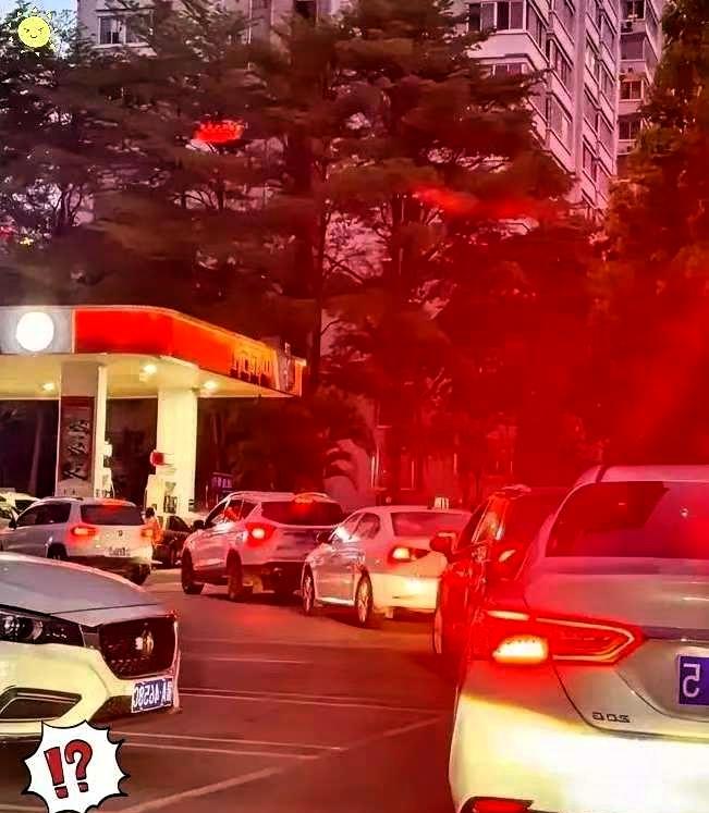 4月12日晚，加油站又开始排队了，不是因为油价跌了，而是因为这种，情况天天都有，