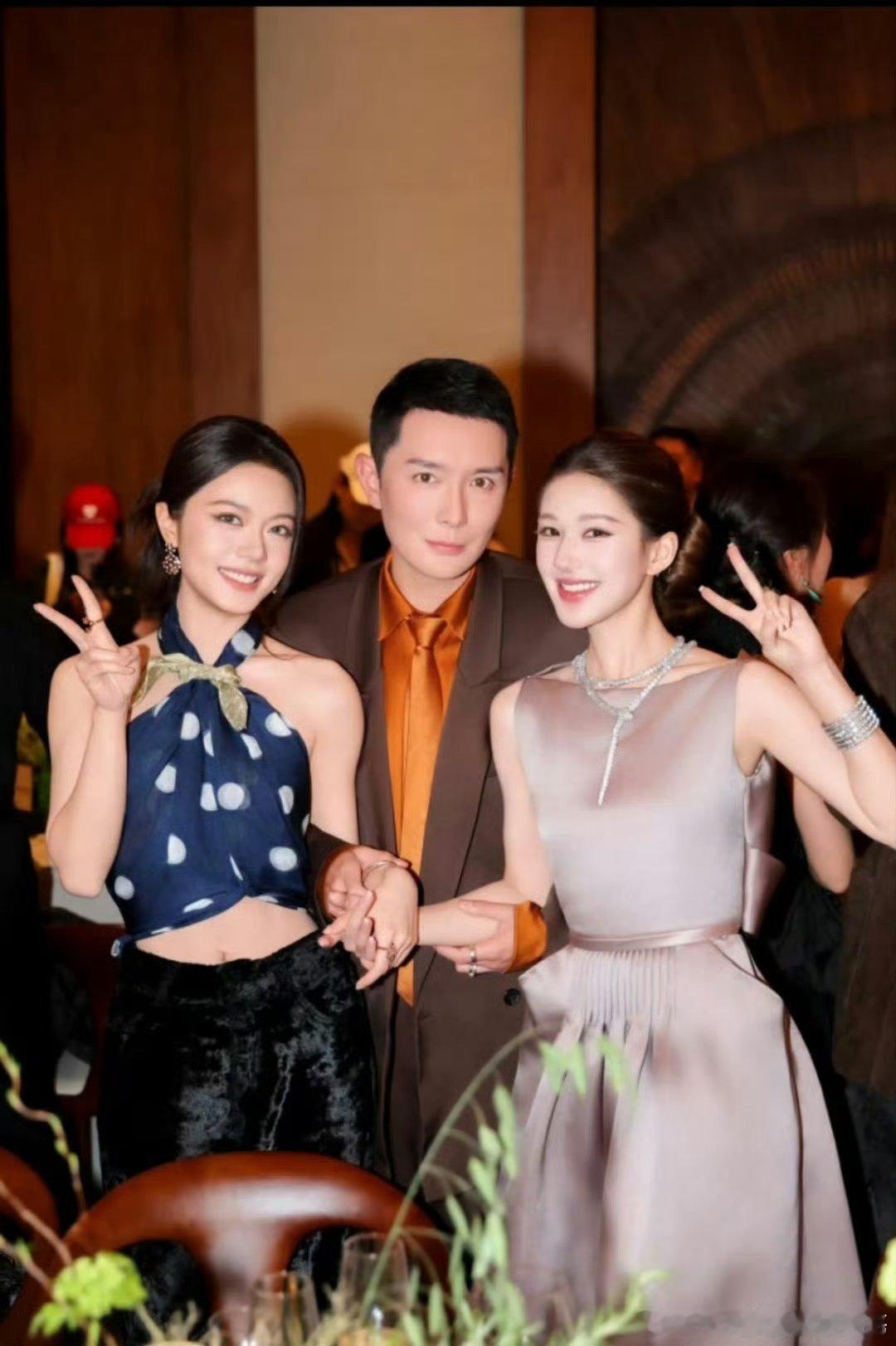 赵露思赵今麦vogue活动合照，美女贴贴 