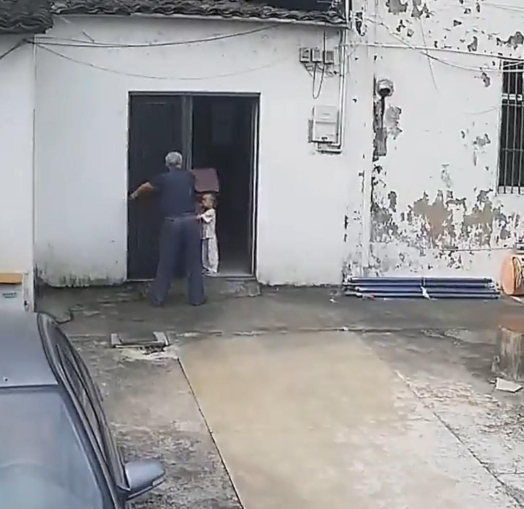 谁能想到，挽救一位老人生命的，竟是一个刚满两岁多、走路还不稳的小宝宝？
 
近日
