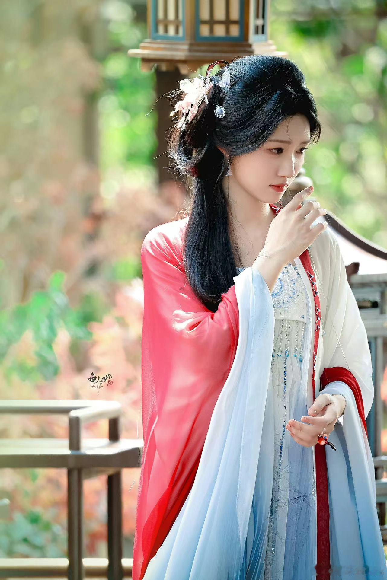 卢昱晓真的很会演这种我见犹怜的劲，她的眼神太有戏了[羞嗒嗒] ​​​