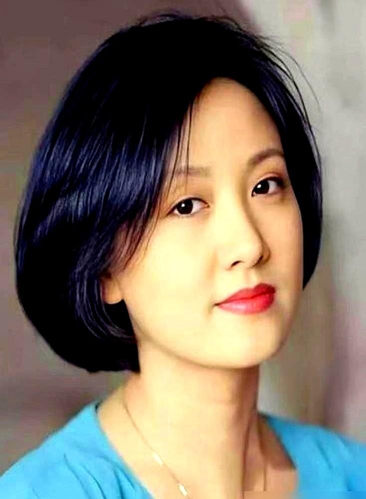邓婕在菜市场牵着的女孩，高鼻梁、嘴角上翘，说话神态活脱脱一个年轻版张国立。

路
