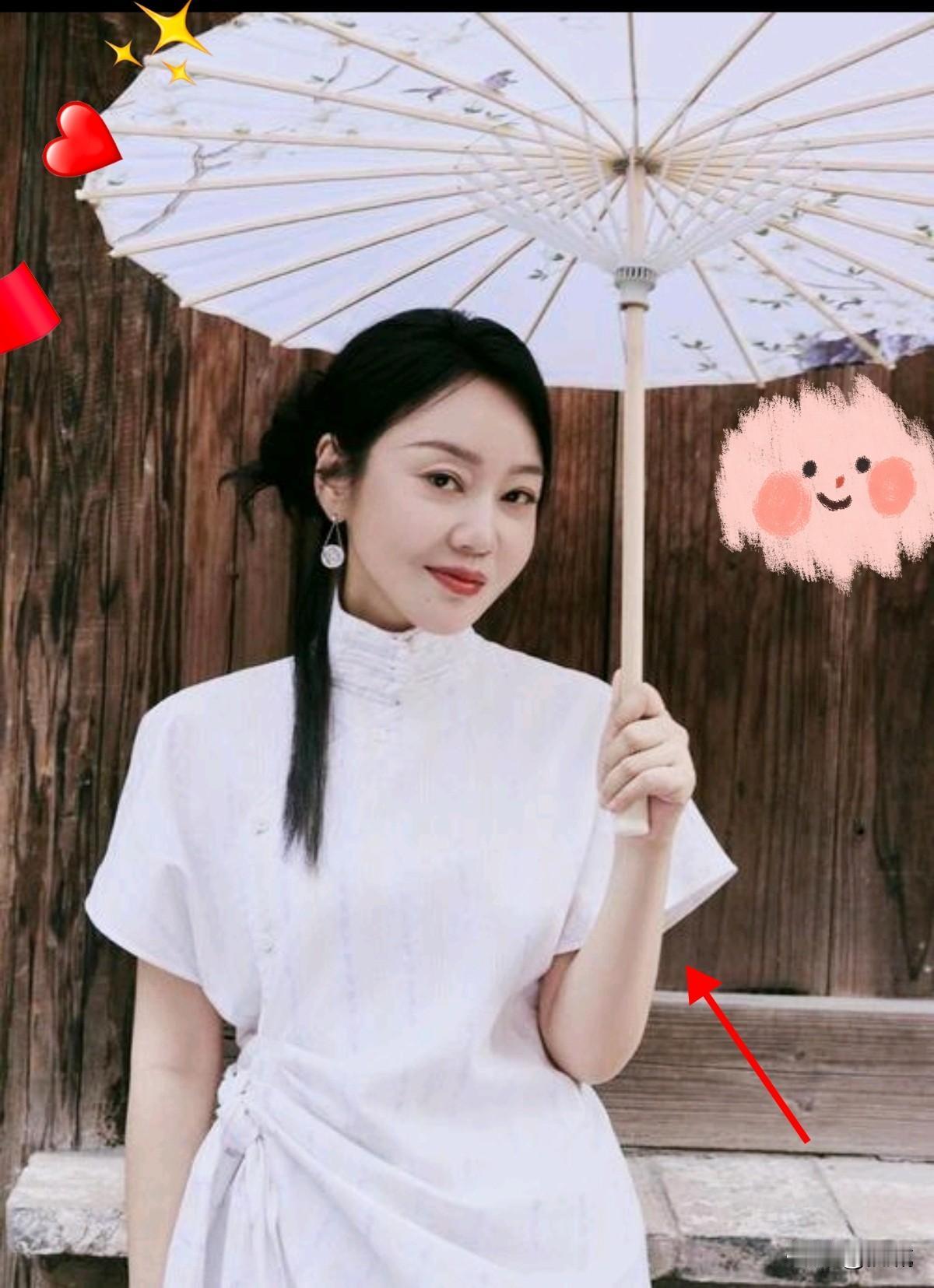 谁也没想到
连闫妮自己和央视导演组都直呼意外——这次中秋晚会的表演，她全程清醒在