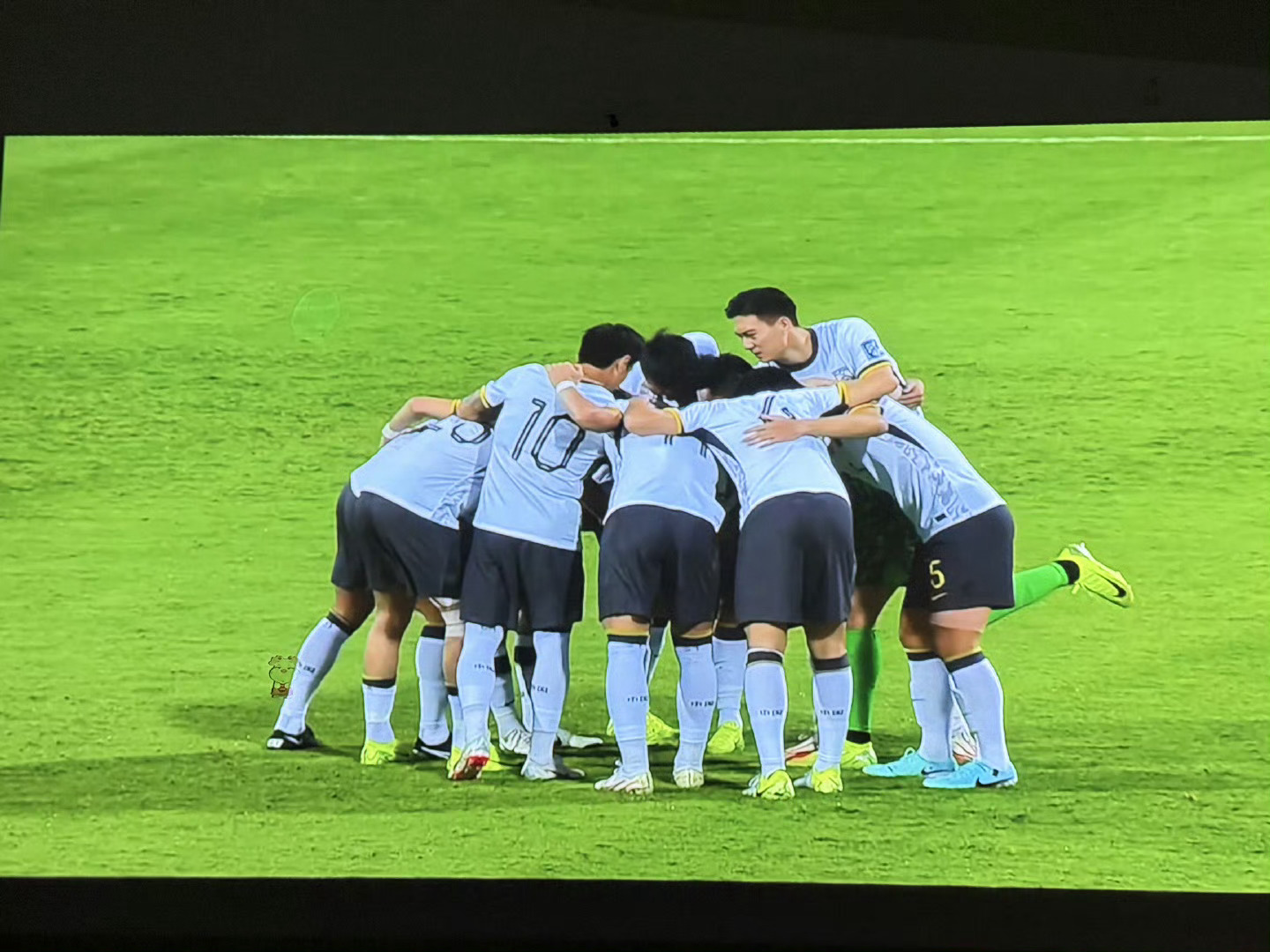 国足vs巴林 澳大利亚0比0沙特，国足今晚加油啊！ 