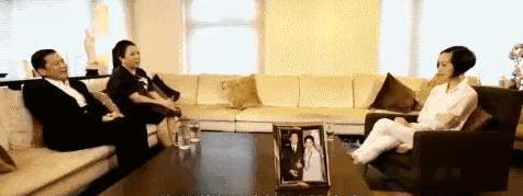 1992年，梅艳芳因为拒绝唱歌，被黄朗维打了一巴掌。

霓虹灯晃眼的香港歌舞厅里