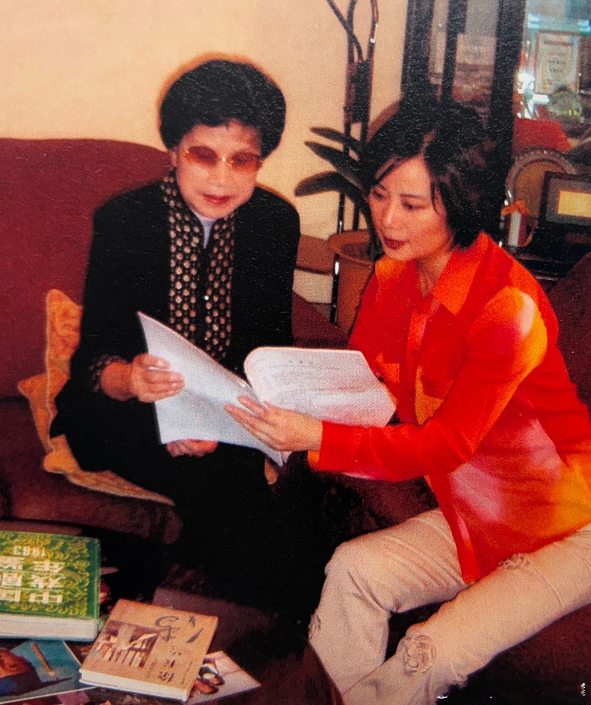 90年代上海越剧院副院长、红楼剧团团长钱惠丽上门向老师徐玉兰请教历史影像 ​​​