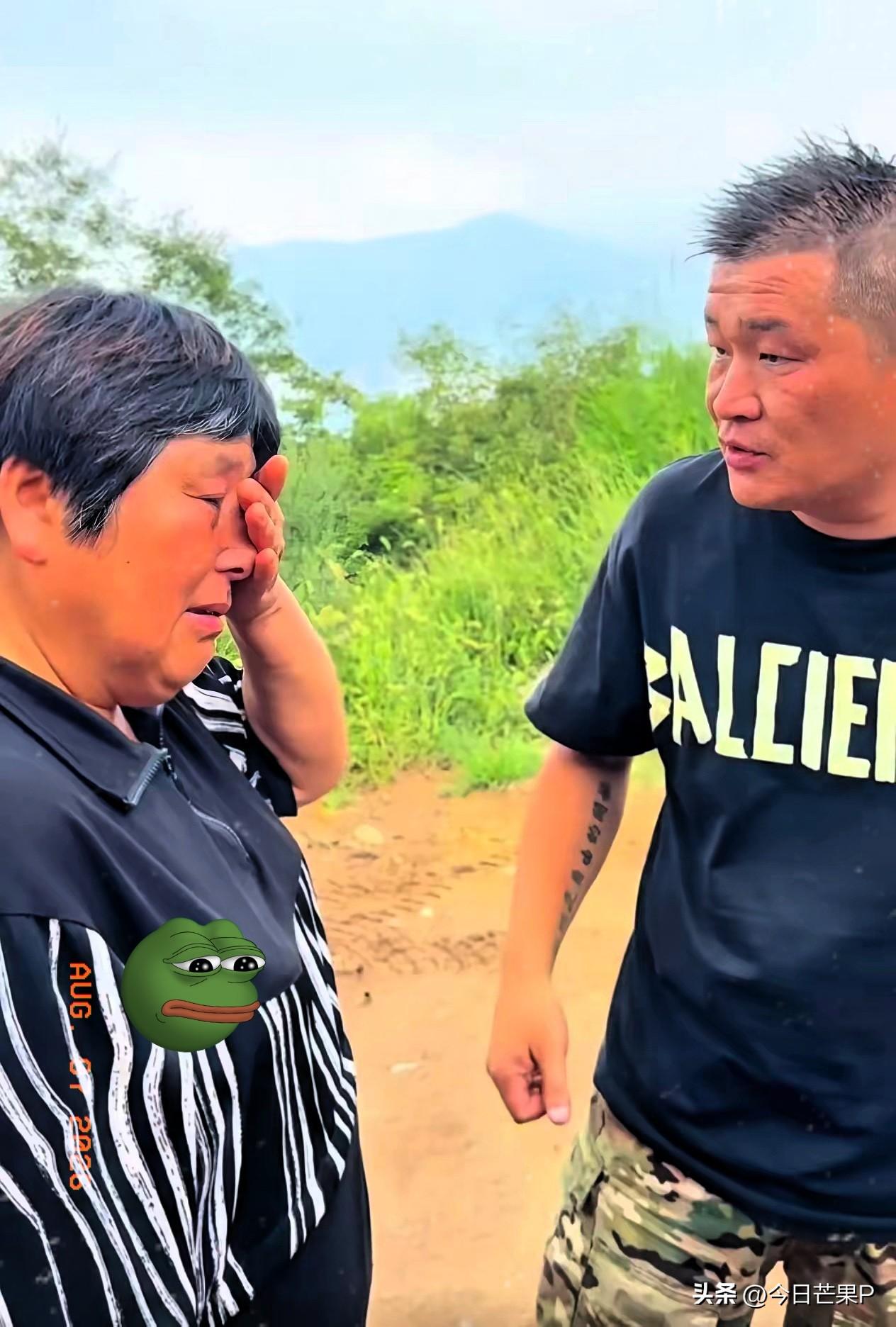 程梦圆的妈妈哭了，我的心也碎了。搜救队的一位大哥说：对不起阿姨，我们还没能找到孩
