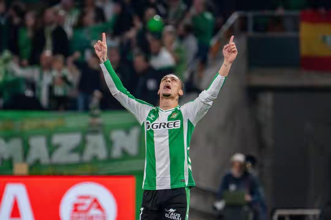 天神下凡的安东尼 太强了。
          西甲比赛贝蒂斯对塞维利亚，安东尼