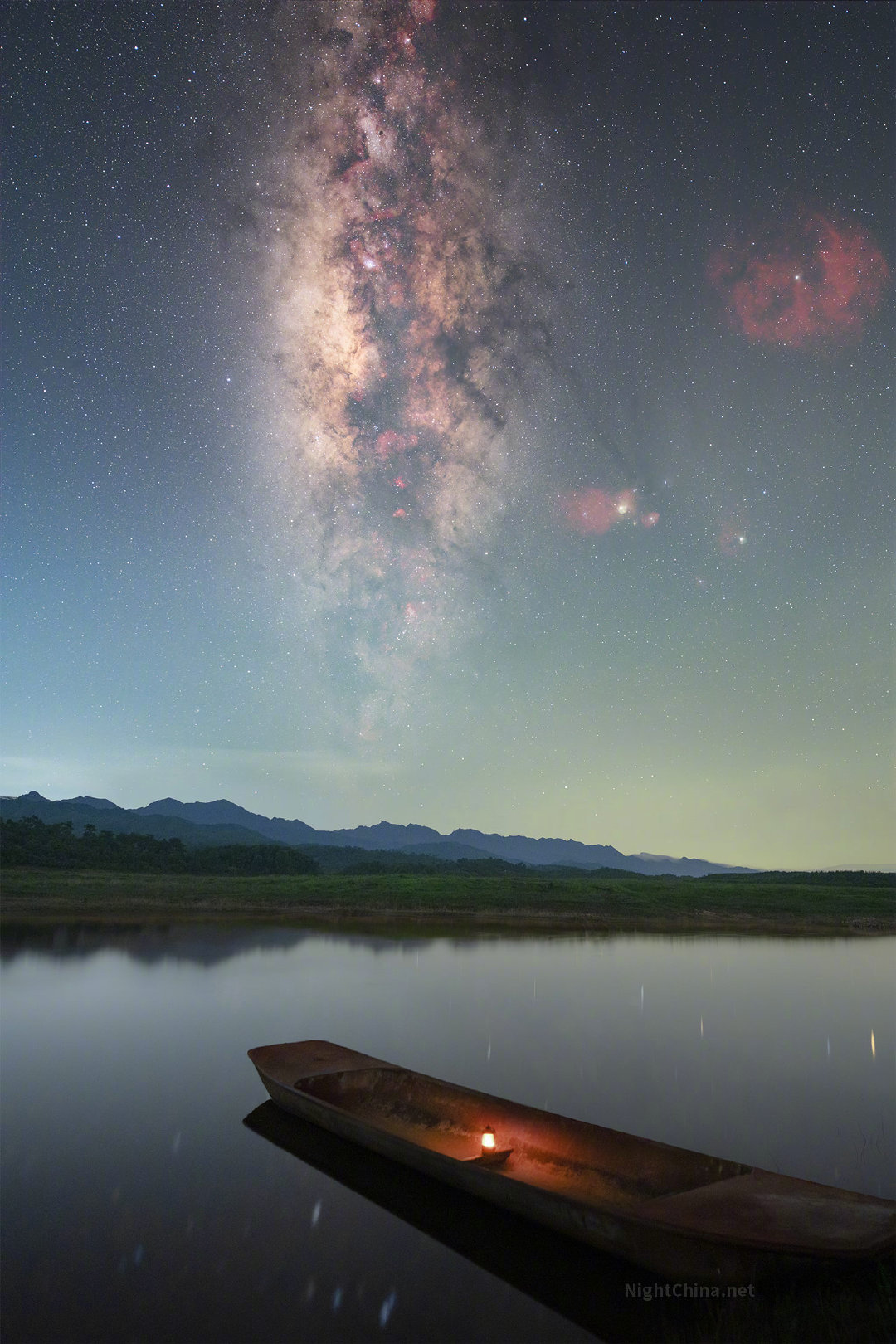 夜色如墨，一叶孤舟轻漾于琉璃湖面。银河垂落，繁星如眸。湖水倒映天穹，分不清是星河