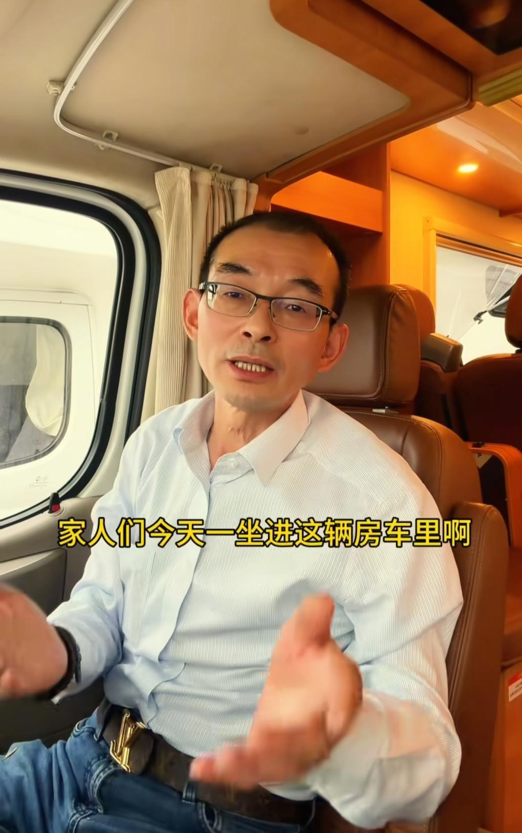 现在全网最糟心的男人就是谢浩男的爸爸了吧！
不是因为开直播寻亲也不是因为找到儿子