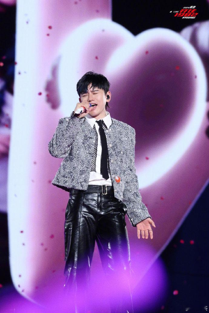 #张杰皮裤造型#张杰七年的等待用三个半小时狂欢填满，皮裤造型好帅，谁看到了不会被