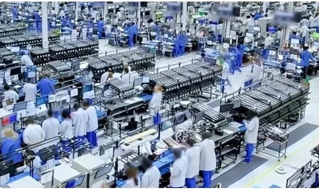 预警！第二个富士康？制造业劳资矛盾该醒醒了
 
深圳那家企业的风波刚过，不少人喊