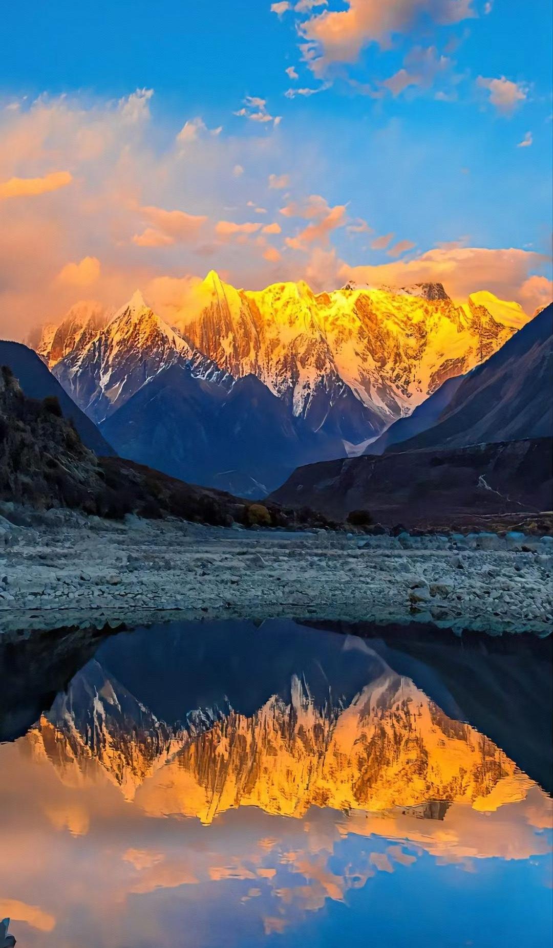今年冬天的不同日照金山是多么壮观的美景！