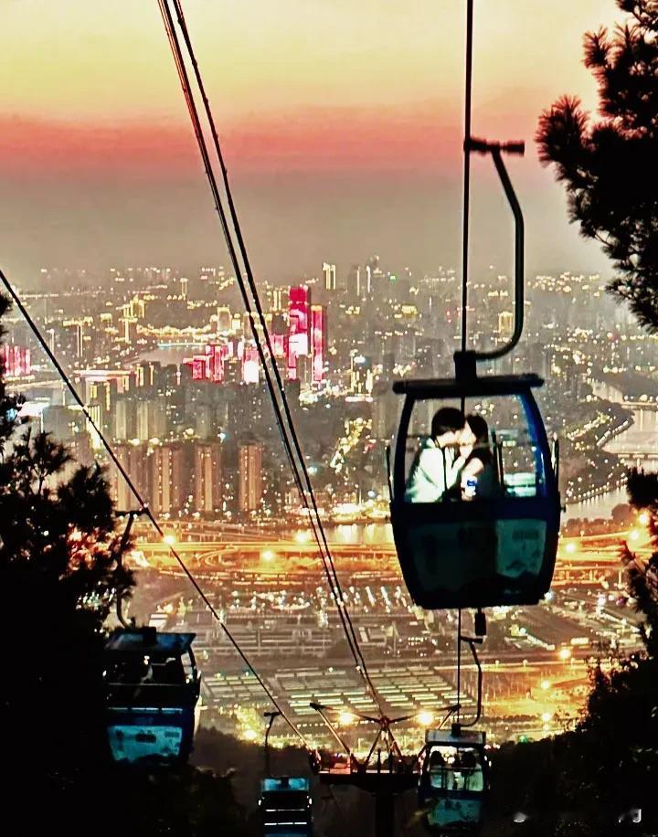 “自己”这个东西是看不见的。
你得撞上什么东西，反弹回来，才能了解“自己”。