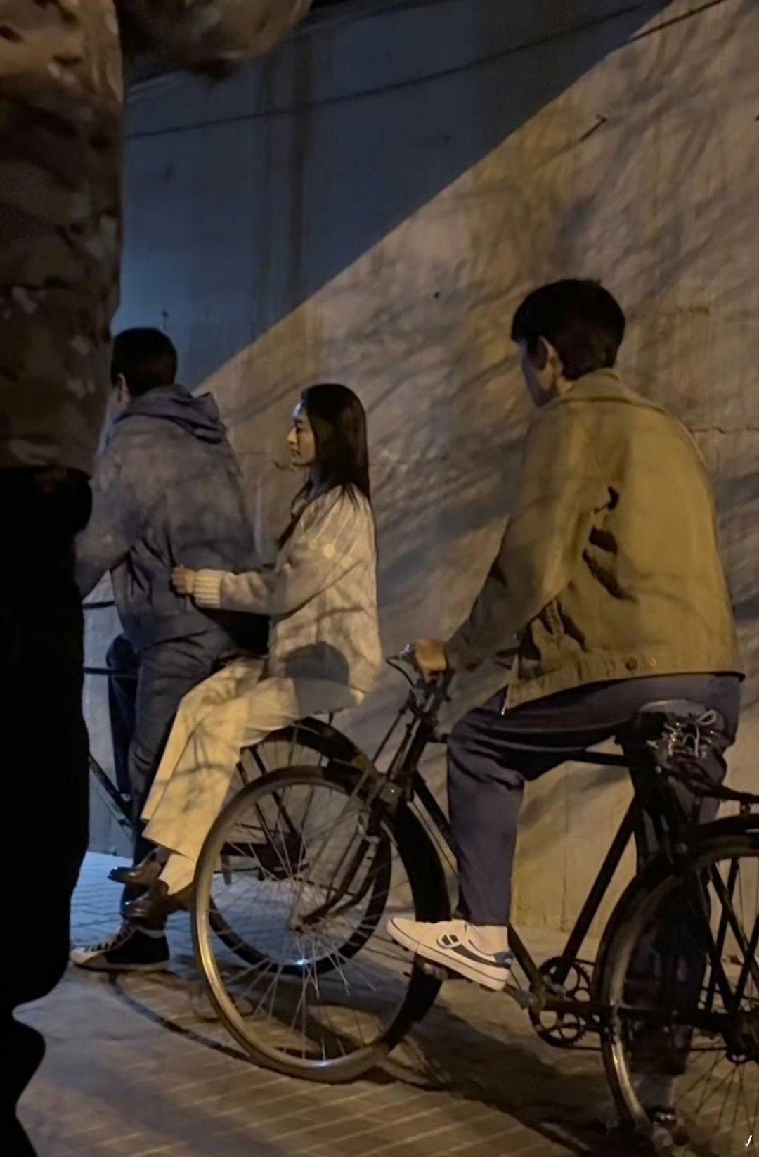 胡歌李沁有年代剧那味了 沁姑娘圆梦了，记得她可是老胡的铁粉，有亿点期待新剧