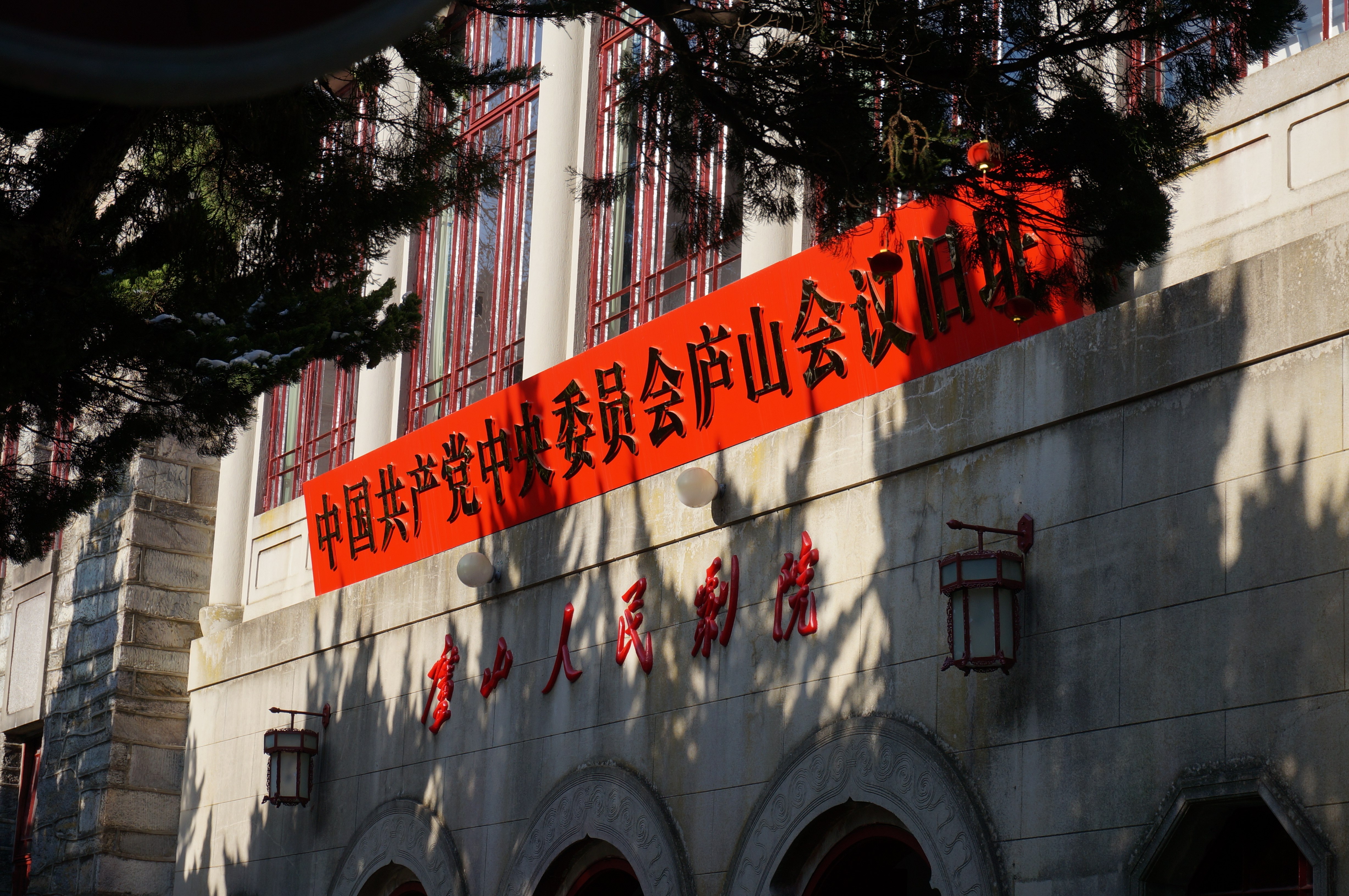 陶令不知何处去，桃花源里可耕田？ 