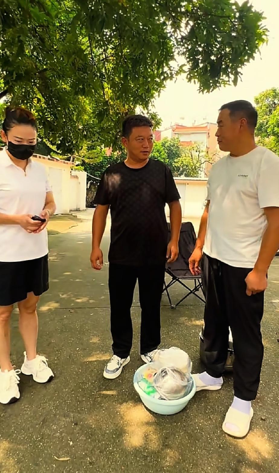 今天是白兄弟与小贺姑娘动身返回陕北的日子。当初贺兄弟陪着白兄弟远赴厦门接小贺姑娘