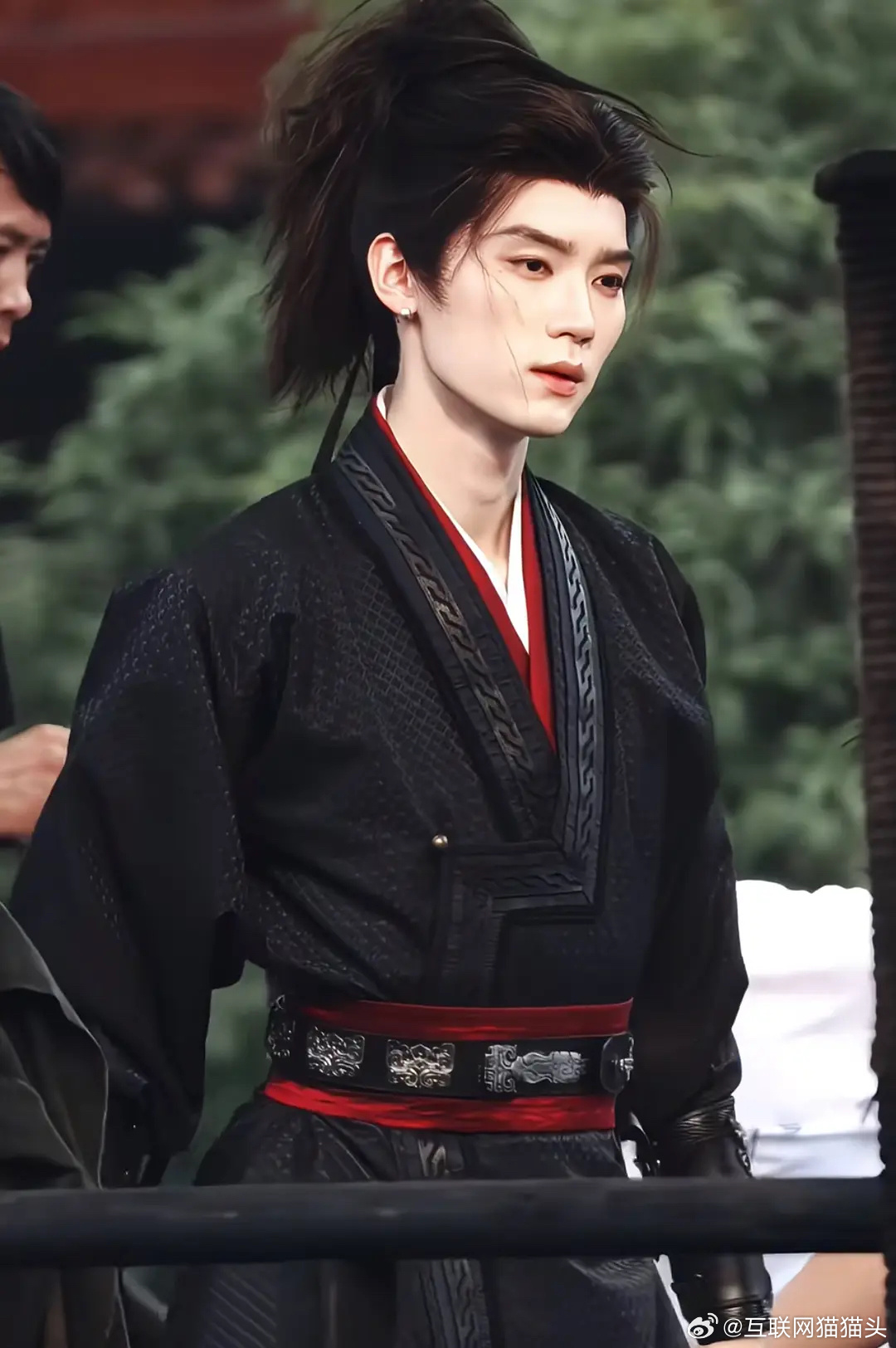 翘楚的少年将军什么人设啊古装剧为啥要带耳环…… 