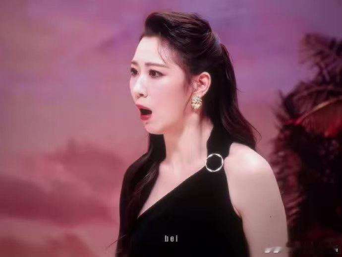 内娱恶女赛道拿捏了 她的表演细节很到位，无论是整理裙摆的小动作，还是不经意间的眼