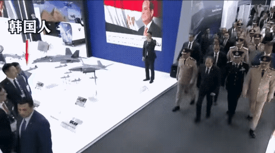 埃及航展上，埃及总统无视韩国展台，直接走向中国展台。韩国人白鞠了一大躬[允悲]